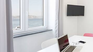 Apartamento, 1 quarto, vista para o mar | Área de estar | TV de tela plana