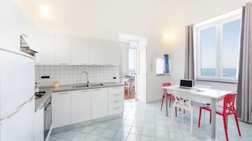 Apartamento, 1 quarto, vista para o mar | Cozinha privada | Geladeira grande, fogão, cooktop, talheres/pratos/utensílios de cozinha