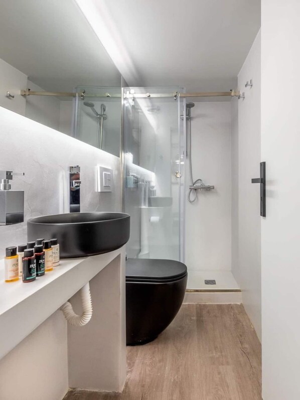 Departamento de lujo | Baño | Regadera, secadora de cabello, toallas 