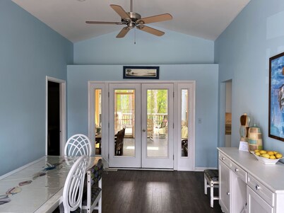 Silver Thatch -4BR home , enclosed sun porch.  Close to the beach. NO LINENS