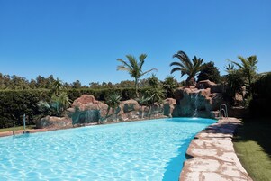 Una piscina al aire libre de temporada