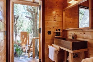 Ducha, artículos de higiene personal gratuitos, toallas y jabón