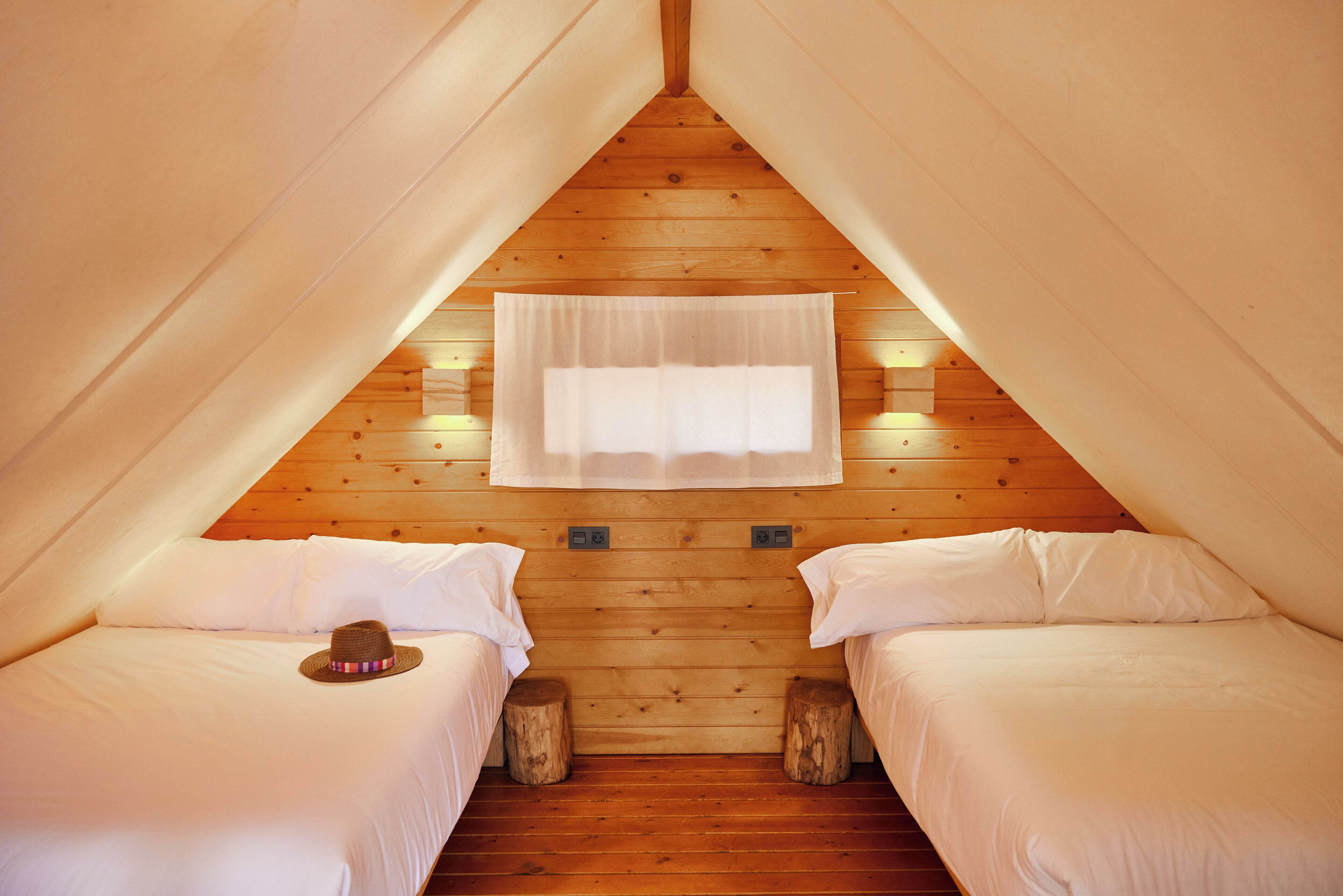 Minibar, free WiFi, bed sheets