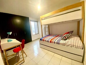 4 bedrooms, desk, iron/ironing board, Internet
