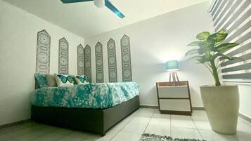 3 bedrooms, desk, iron/ironing board, internet