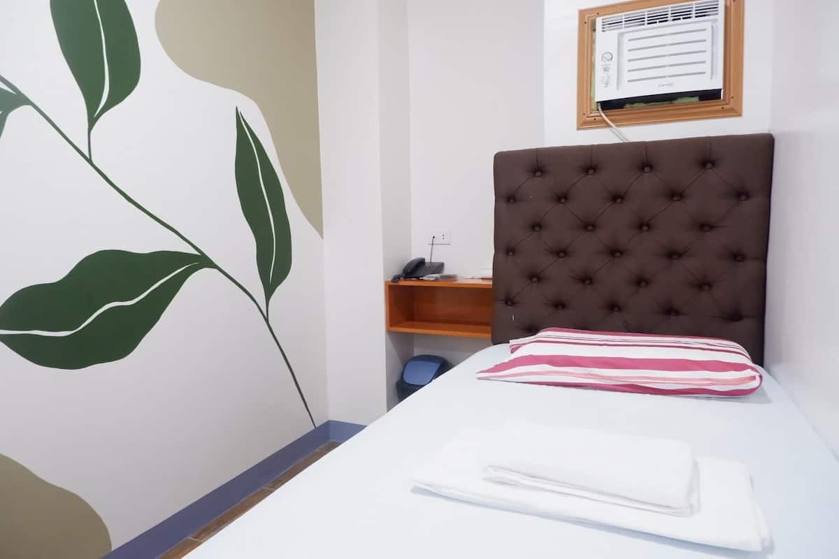 Quarto solteiro | Roupas de cama antialérgicas, escrivaninha