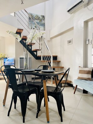 设计开间套房, 1 间卧室, 简易厨房 | 防过敏的被褥、办公桌、隔音、免费 WiFi