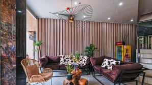 Een moderne woonruimte met een bank, fauteuils en een bijzondere salontafel.