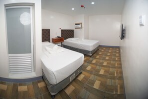 雙床房 | 防敏寢具、書桌、摺床/加床 (收費)、免費 Wi-Fi