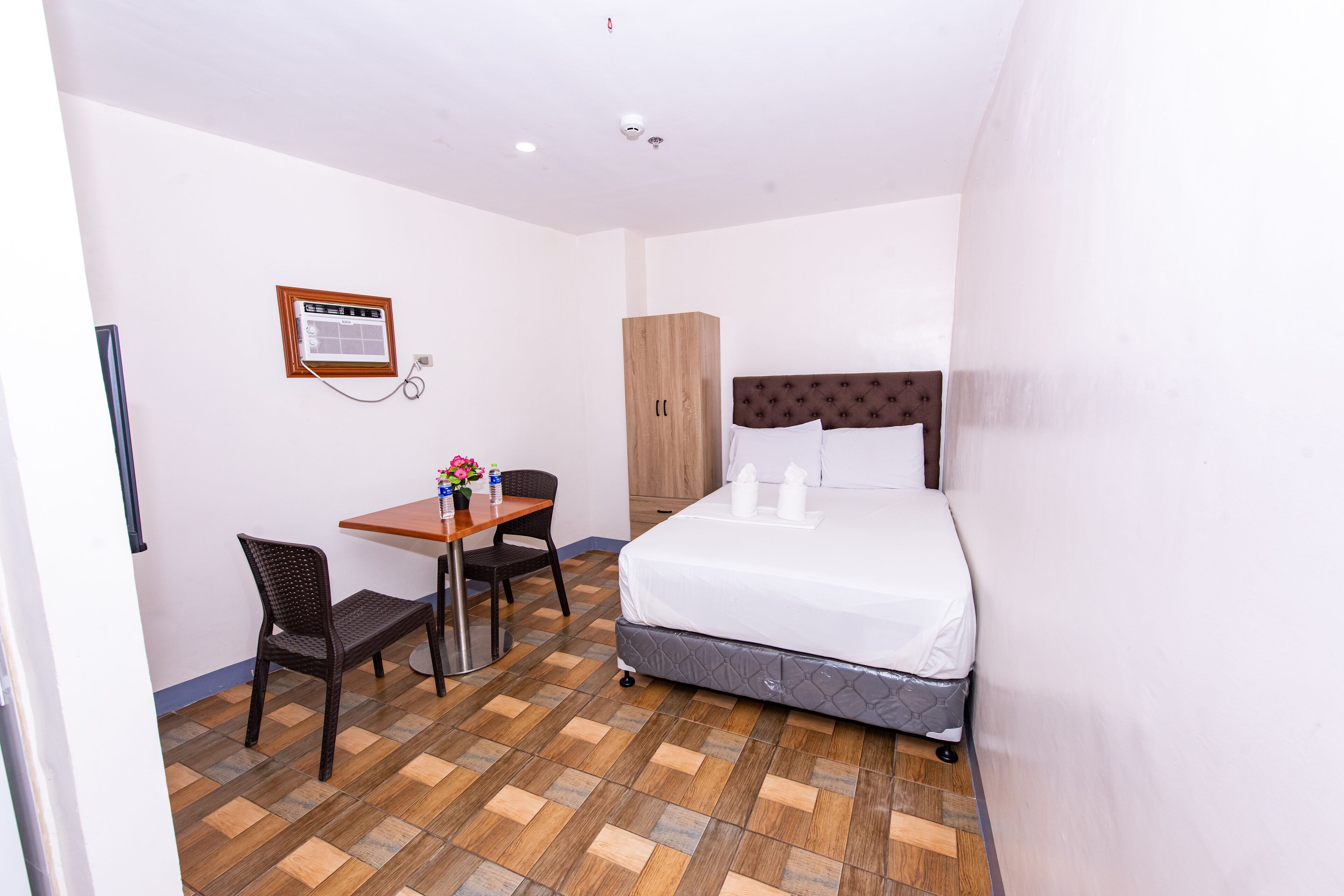 Hypo-allergenic bedding, desk, rollaway beds, free WiFi