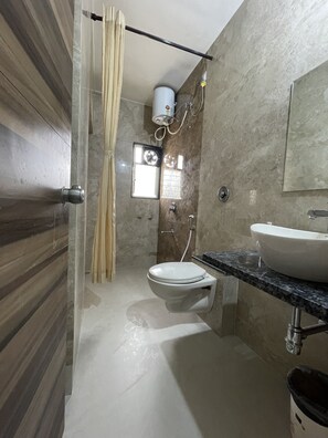 Douche, serviettes fournies, savon