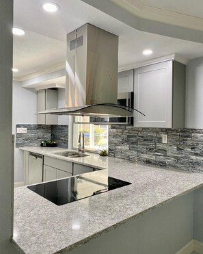 Refrigerador, microondas, horno y parrilla de estufa 