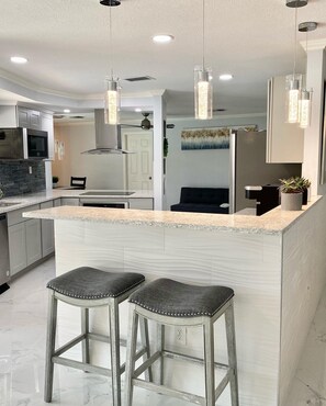 Frigorifero, microonde, forno, piano cottura