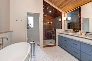 Baignoire, séchoir à cheveux, shampooing