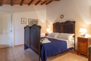 5 bedrooms, iron/ironing board, WiFi, bed sheets