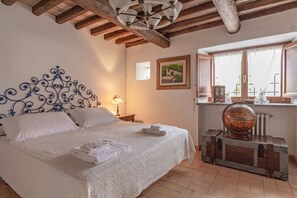 5 bedrooms, iron/ironing board, WiFi, bed sheets - Exclusive Farmhouse with Pool in Large Green Park - 4/9 Guests (Umbria)