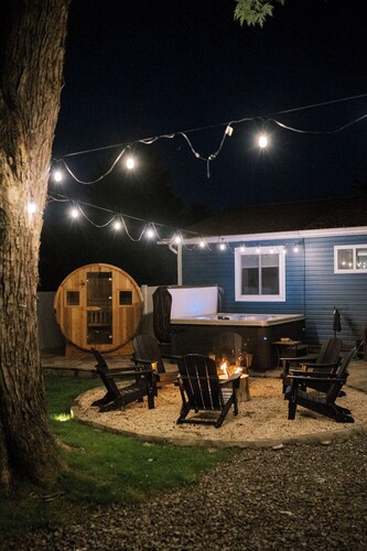 Walkable Downtown Black Mtn Cutie w hot tub + SAUNA -15min to Asheville 