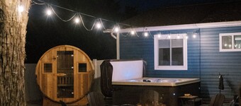Walkable Downtown Black Mtn Cutie w hot tub + SAUNA -15min to Asheville 