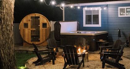Walkable Downtown Black Mtn Cutie w hot tub + SAUNA -15min to Asheville