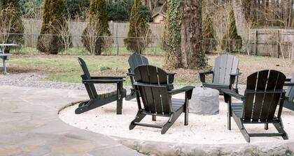 Walkable Downtown Black Mtn Cutie w hot tub + SAUNA -15min to Asheville