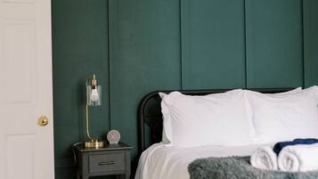 3 Schlafzimmer, Betten mit Memory-Foam-Matratzen, Bügeleisen/Bügelbrett