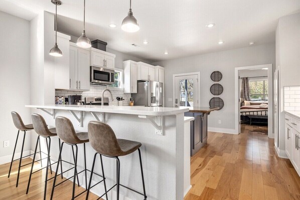 Fridge, microwave, oven, stovetop - Porte Orange-Modern Home-1 mi from DT Fayetteville (Fayetteville)