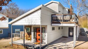Ein modernes, zweistöckiges Haus mit Balkon und überdachter Veranda, auf der Seite ist die Hausnummer 28 sichtbar.
