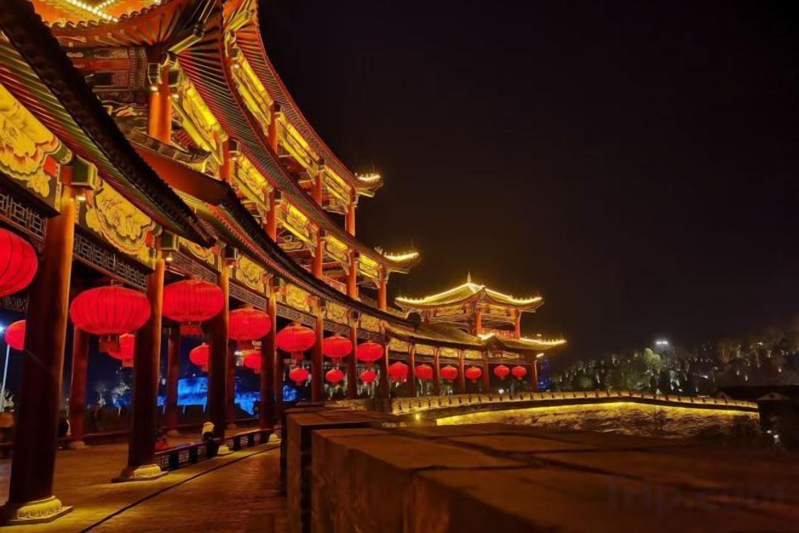 Un bâtiment traditionnel à plusieurs niveaux, orné d’une série de lanternes rouges.