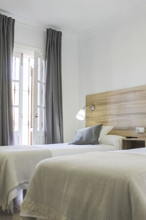 Business Twin Room | Desk, free WiFi, bed sheets - Hotel Restaurante Vía Sevilla - Cádiz by MA 22 Puntos (El Cuervo de Sevilla)