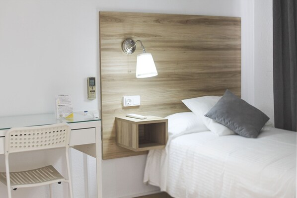 Eenvoudige eenpersoonskamer | Een bureau, gratis wifi, beddengoed