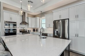 Køleskab, mikrobølgeovn, ovn, kogeplade