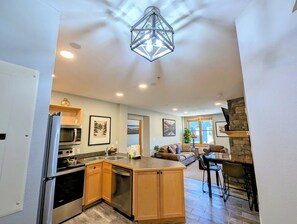 Frigorifero, microonde, forno, piano cottura