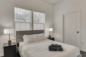 3 habitaciones, escritorio, tabla de planchar con plancha y wifi 