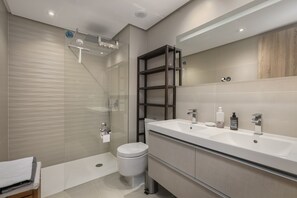 Douche, séchoir à cheveux, serviettes fournies, papier de toilette