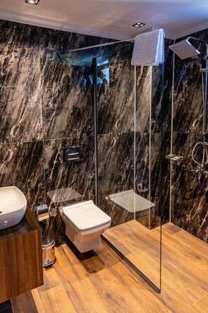 Shower, rainfall showerhead, free toiletries, hair dryer