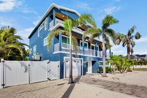 Exterior - AMI Retreat! Pool, Spa, Ping Pong and Walk to Holmes Beach (Holmes Beach)