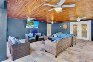 Smart TV, ping pong - AMI Retreat! Pool, Spa, Ping Pong and Walk to Holmes Beach (Holmes Beach)