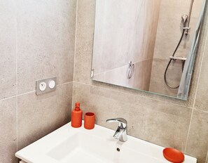 Dusj, hårføner, håndklær og såpe