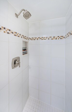 Duschwanne, Haartrockner, Handtücher, Shampoo