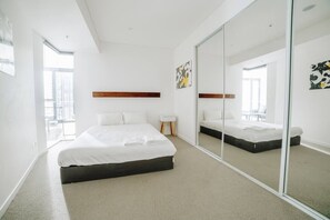 2 quartos, ferros/tábuas de passar roupa, roupa de cama
