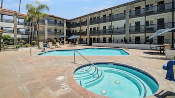 Piscine extérieure (ouverte en saison)