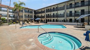 Sesongbasert utendørsbasseng