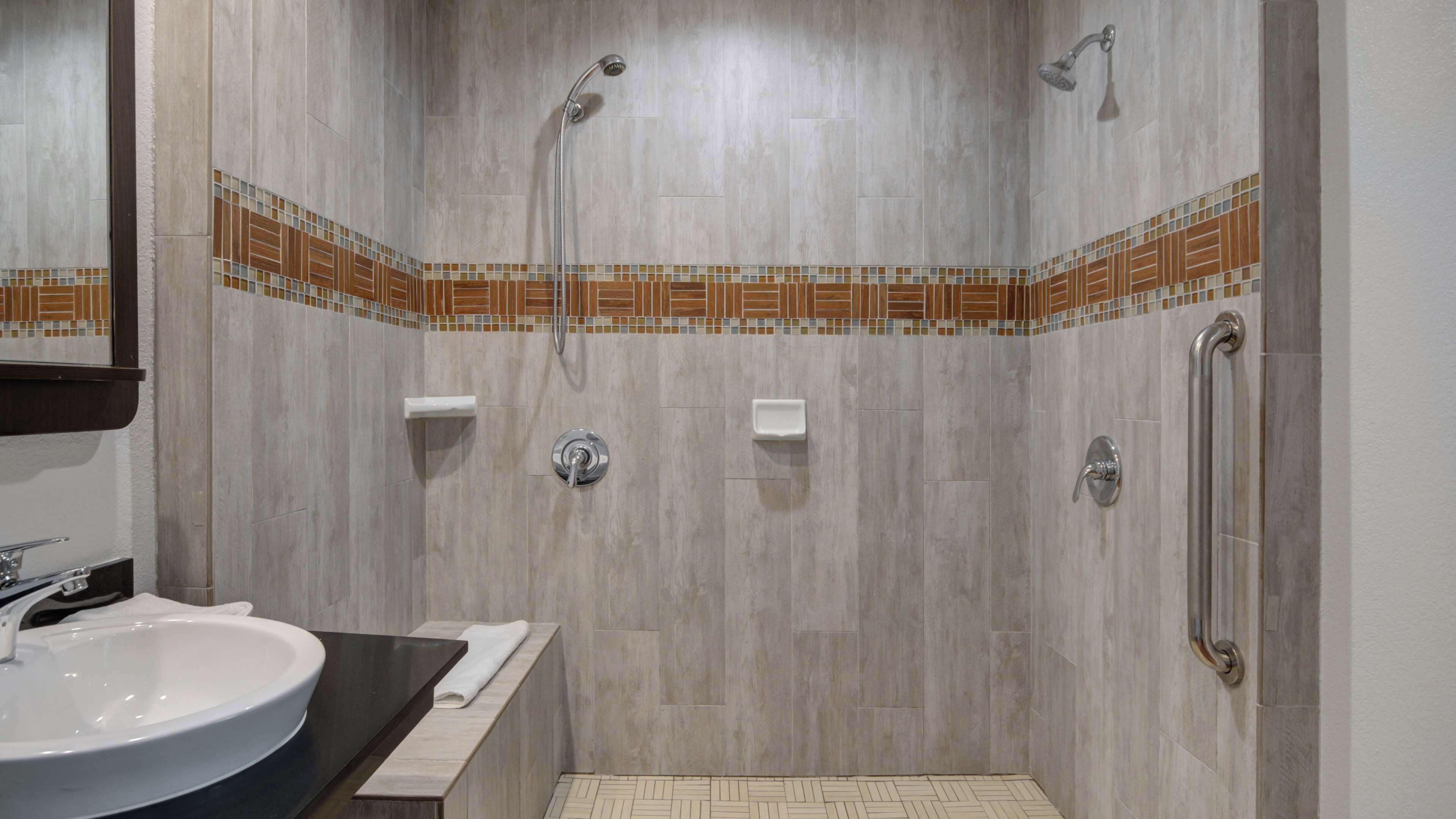 Combined shower/tub, towels