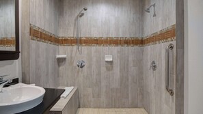 Combined shower/tub, towels - Studio 6 Ontario, Ca - Convention Center - Airport (Ontario)