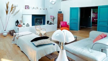 Chimenea y libros