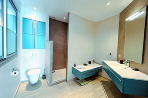 Badewanne, Handtücher, Seife, Toilettenpapier