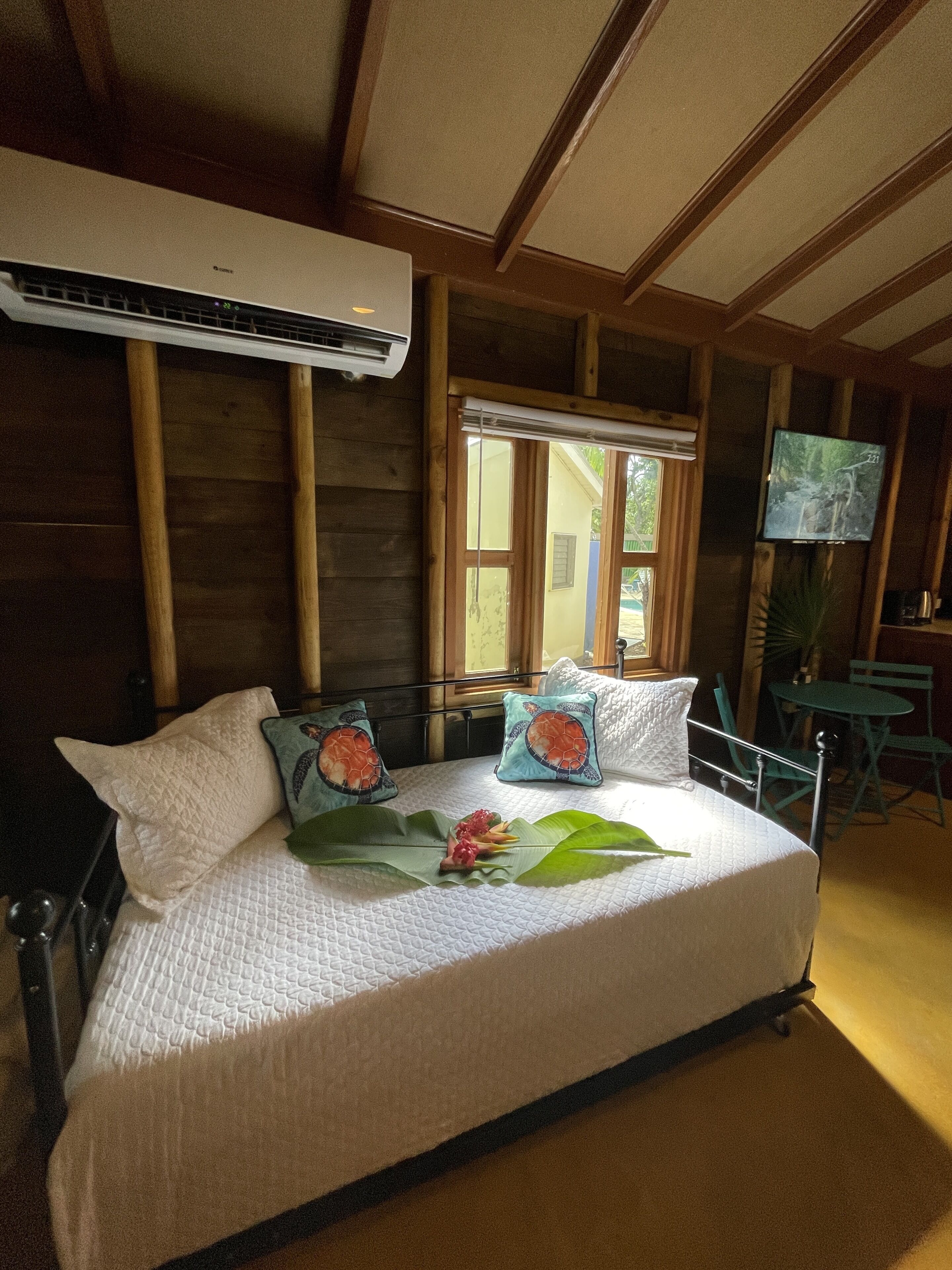 Executive Cabin | Premium bedding, free WiFi, bed sheets
