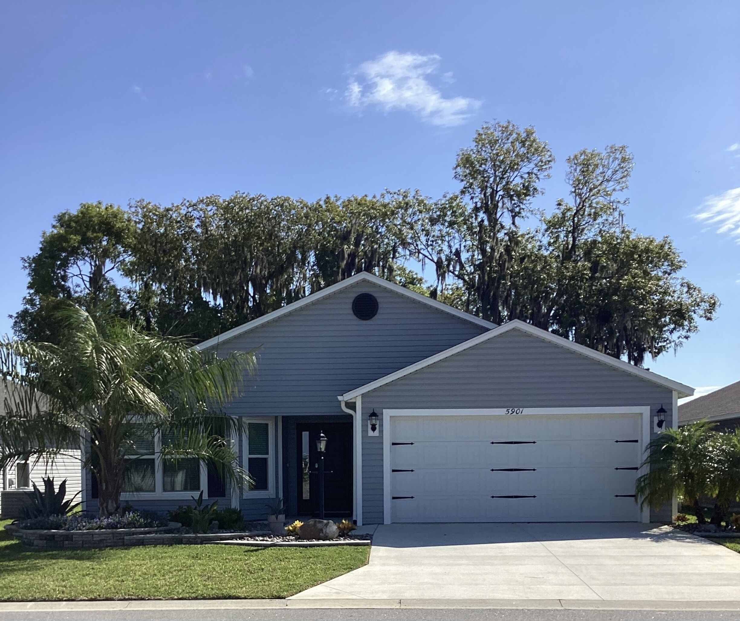 BEAUTIFULLY Decorated 3 Bdrm 2 Bath w/ GAS GOLF CART, BBQ & BICYCLES!!