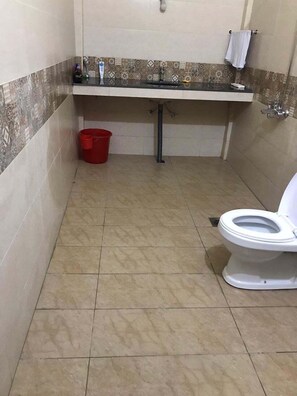 Ducha, artículos de tocador gratuitos, pantuflas, toallas