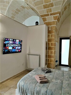 2 bedrooms, desk, travel crib, free WiFi - "Casa Mimà": characteristic architecture of the historic center with a modern style. (Brindisi)
